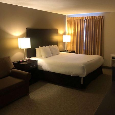 รามาดา บาย วินด์แฮม ลินด์เซย์ Hotel ภายนอก รูปภาพ