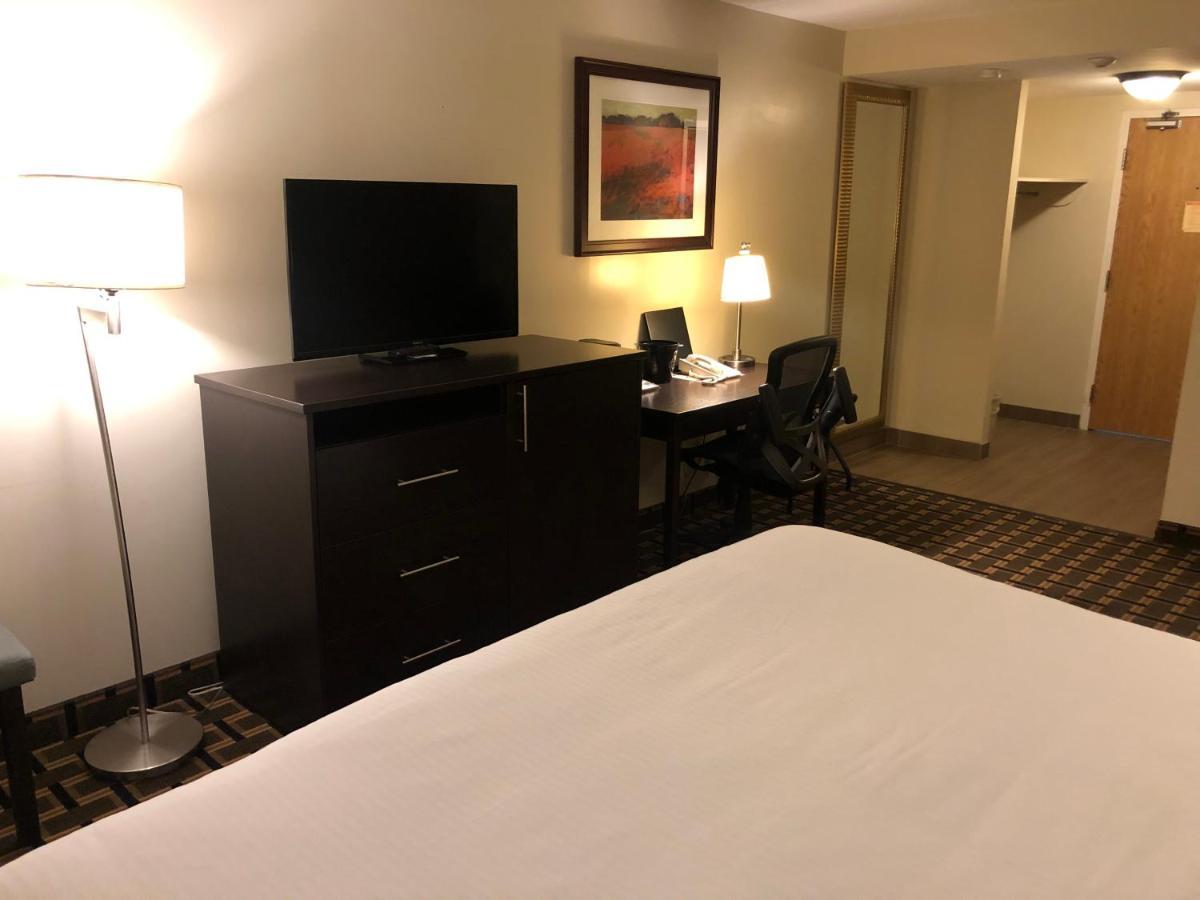 รามาดา บาย วินด์แฮม ลินด์เซย์ Hotel ภายนอก รูปภาพ